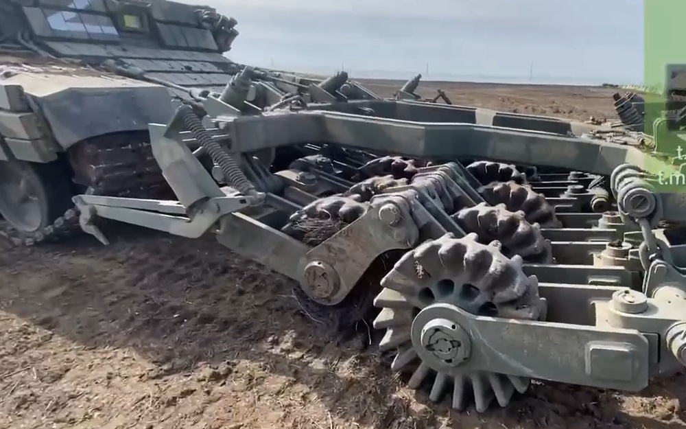 Cận cảnh thiết bị lăn của Nga phá mìn cài ở Kherson (Ukraine) trước mũi xe thiết giáp